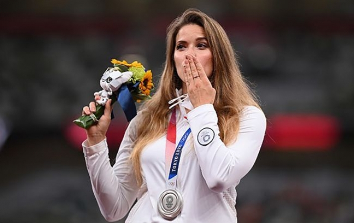 Призерка Олимпиады в Токио продала медаль за 3 млн грн, чтобы помочь больному ребенку