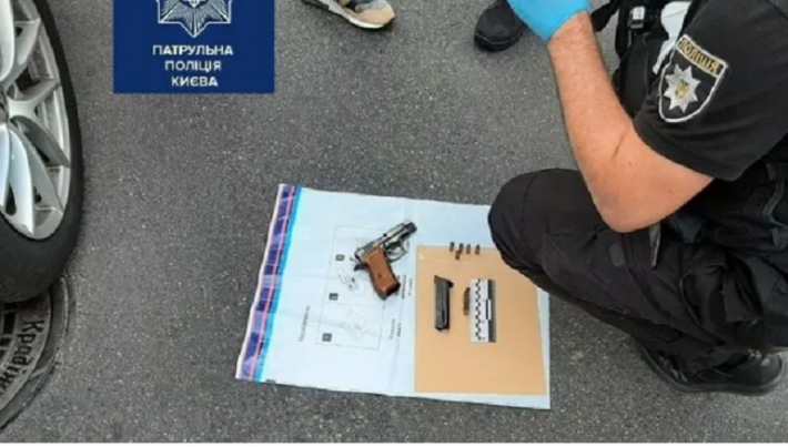 В центре Киева водитель с оружием в руках пытался прорваться через заграждение на репетиции парада