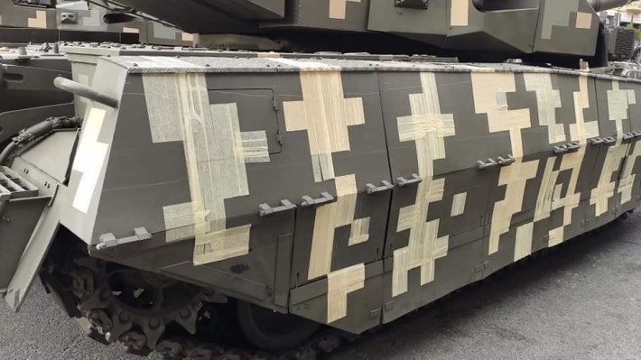 На репетиции парада в Киеве заметили танк со скотчем - "проблему" быстро устранили: фото
