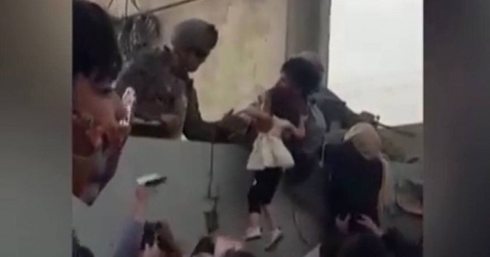 Билет в неизвестность: маленькую девочку передали из рук в руки солдатам США для эвакуации из Афганистана