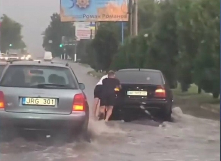 В Мелитополе потоп – народ толкает машины, на дороги падают деревья (фото, видео)