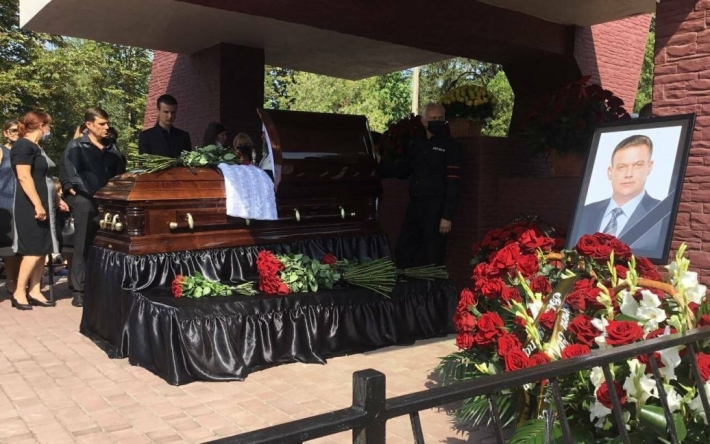 Тысячи людей пришли на похороны мэра Кривого Рога: фото и видео