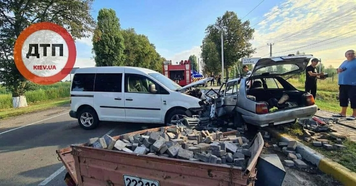Под Киевом произошло серьезное "лобовое" ДТП: водитель в критическом состоянии, видео
