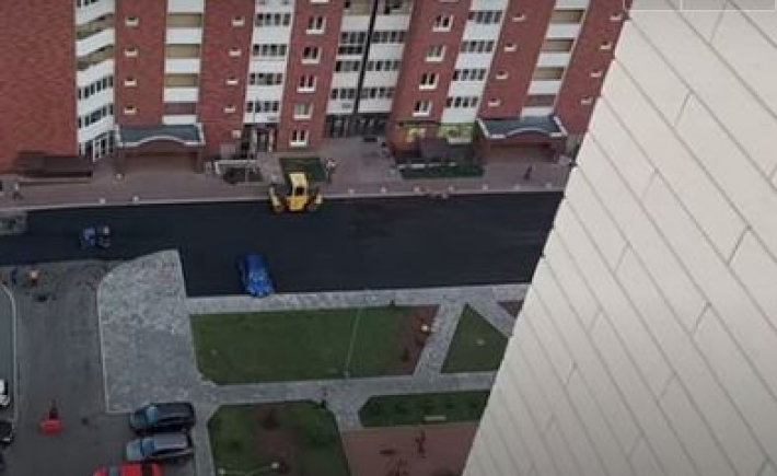 В Киеве дорожники оригинально наказали водителя, не убравшего авто с асфальта: видео