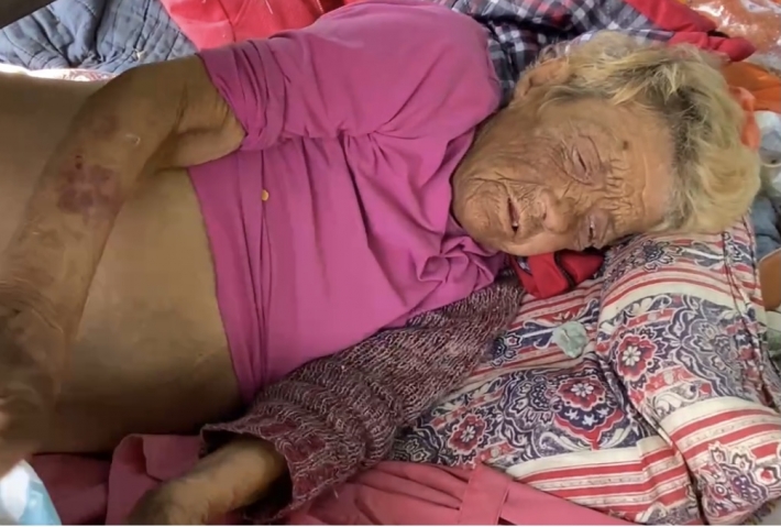 В центре Запорожья на глазах у прохожих умирает пенсионерка