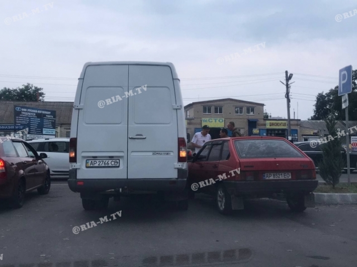 В Мелитополе "притерлись" микроавтобус и легковушка (фото, видео)