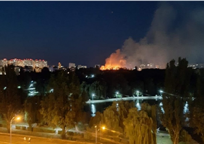 Под Киевом вспыхнул серьезный пожар в многоэтажке, людей эвакуируют: фото и видео