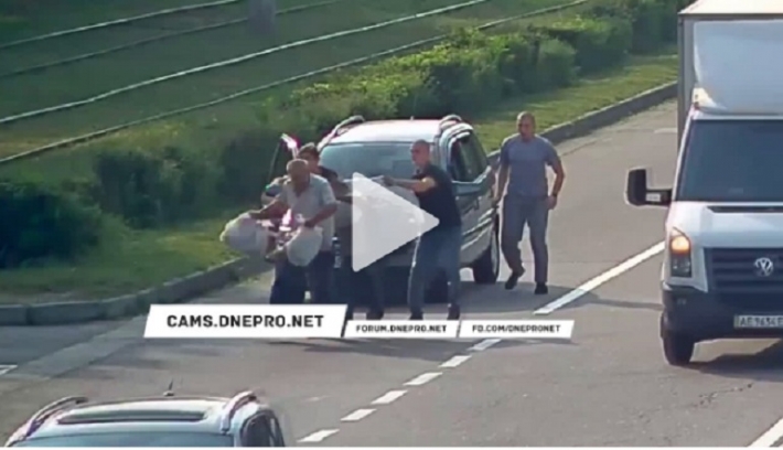 Под Днепром водитель с друзьями набросился на пешеходов-нарушителей, но что-то пошло не так: видео