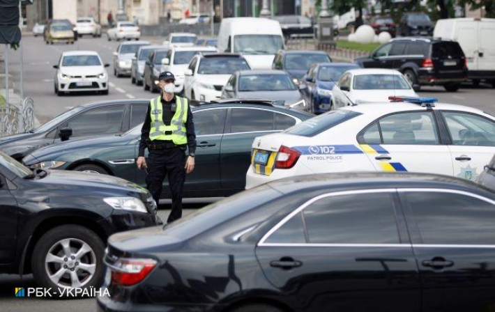 Перекрытие движения в Киеве: в городе водитель наехал на полицейского