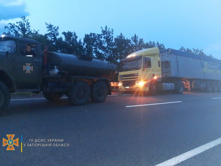 В Запорожской области на грунтовке застрял грузовик и легковушка