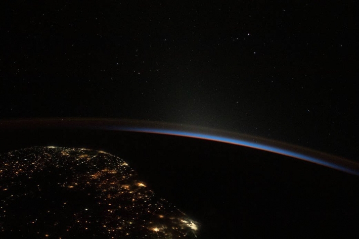 NASA показало, как выглядит смена ночи и дня над Землей из космоса – фото