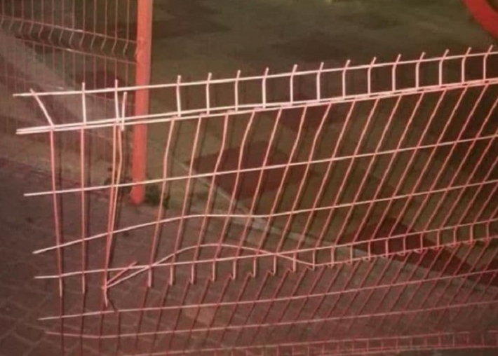 В Мелитополе вандалы выломали ограждение детской площадки (фото)