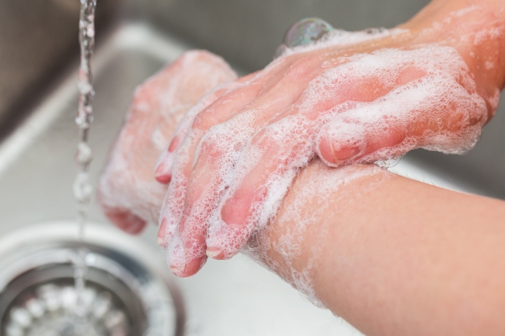 Дерматолог рассказала, почему часто мыть руки и пользоваться антисептиком вредно