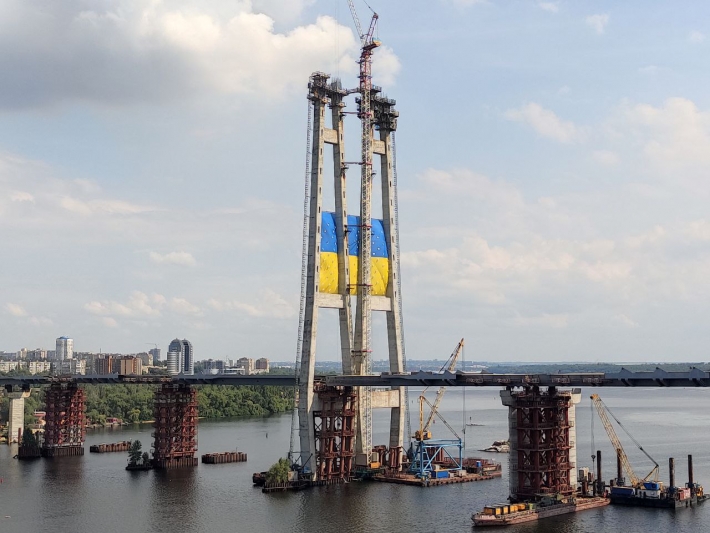 В Запорожье на вантовом мосту развернули флаг Украины
