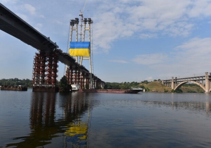 Самый высокий в Украине: на запорожских мостах появился огромный флаг