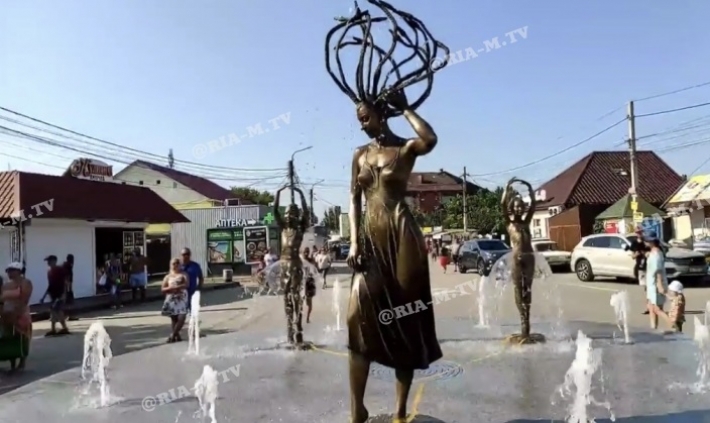 В Кирилловке эффектно открыли современный фонтан на День флага (фото, видео)