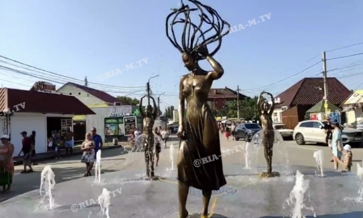 Медуза Горгона или памятник женщине, отметившей приезд в Кирилловку - в сети обсуждают новый фонтан (фото, видео)