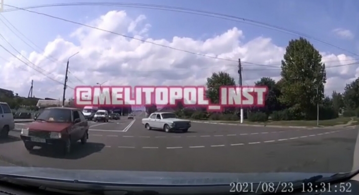 В Мелитополе водителю Волги предложили посмотреть на себя со стороны (видео)