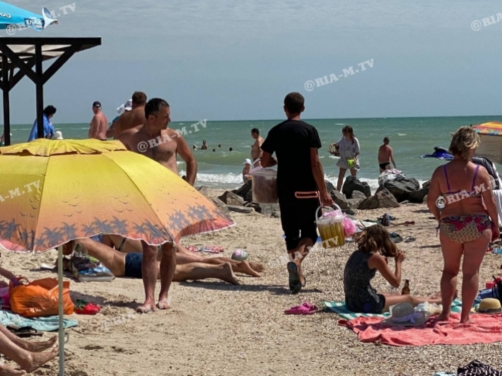 В Кирилловке на пляже продавец-артист развлекает народ песнями (видео)