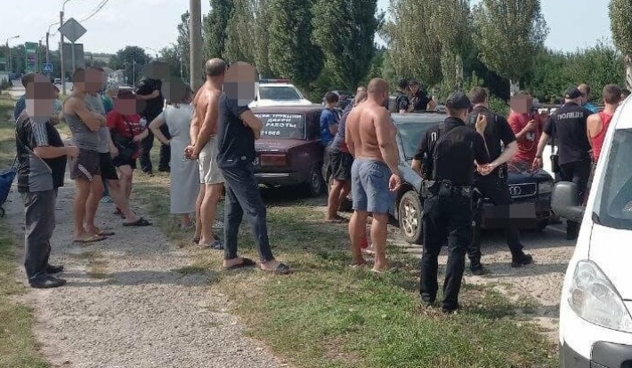 В Запорожской области водителя остановили патрульные - он вызвал на помощь 15 друзей