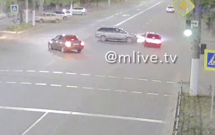 В сети появилось видео момента ДТП двух ВАЗов в Мелитополе (видео)
