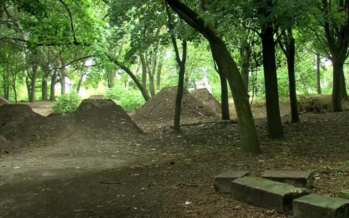 Велотрамплин, шашлыки и алкоголь: как на еврейском кладбище Ровно устроили место отдыха