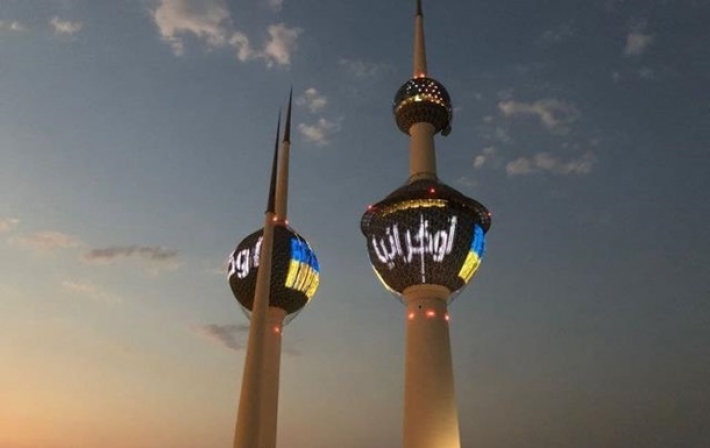 На Кувейтских Башнях появился сине-желтый флаг