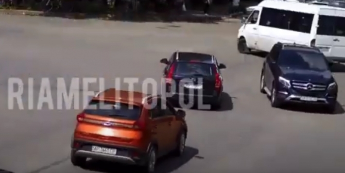 В Мелитополе маршрутчик-лихач едва не угробил пассажиров (видео)