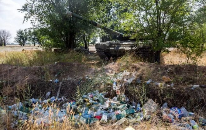 В России на мусорке нашли брошенный танк: солдаты ушли делать намаз (фото)