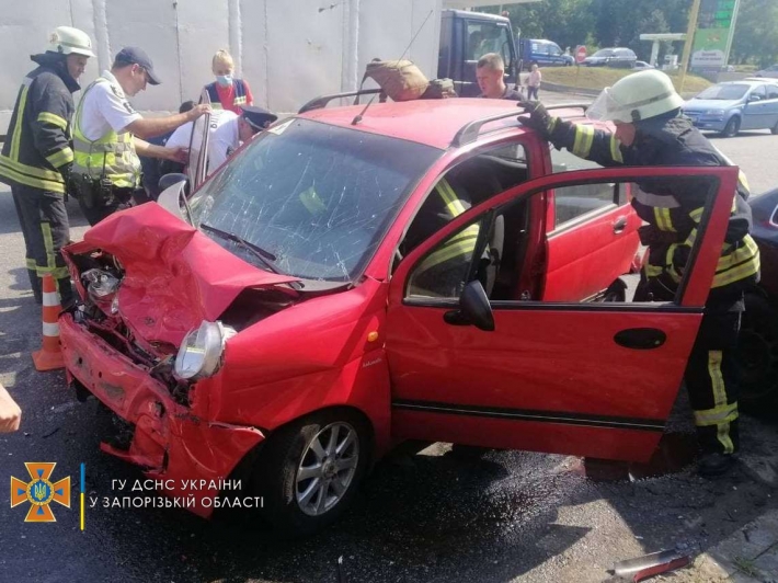 В Запорожье из разбитого авто спасатели вырезали водителя (фото)