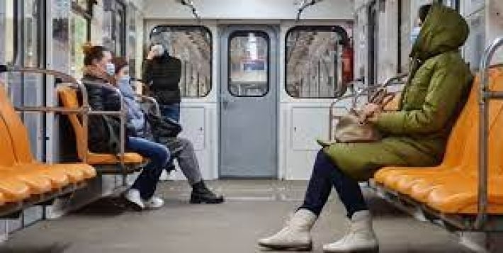 В метро Киева пьяные подростки отличились наглой выходкой: видео