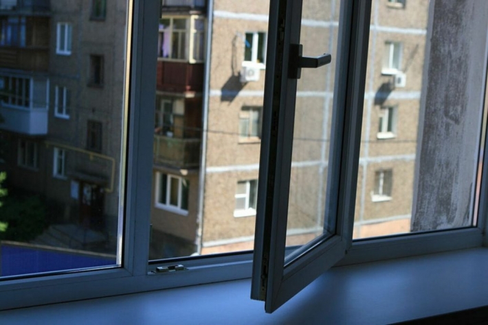 В Запорожской области пенсионер выпал из окна многоэтажки и разбился