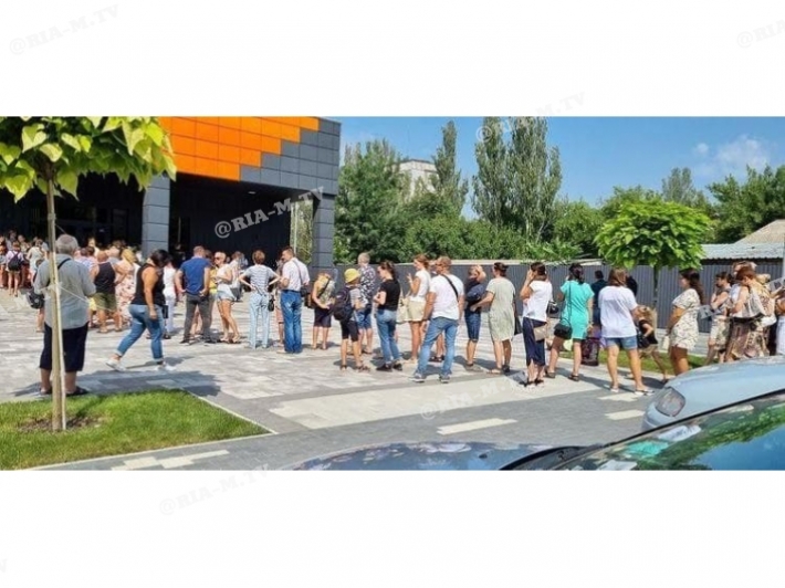 В Мелитополе на жаре сотни желающих толпятся, чтобы записаться на бюджетные секции плавания (фото)
