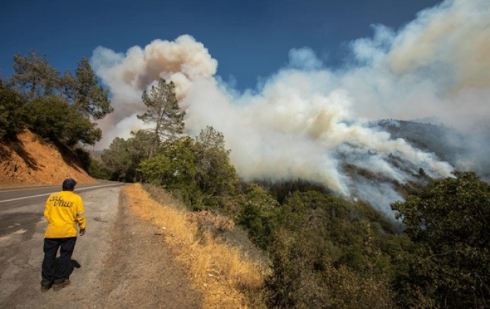 Лесные пожары приближаются к Лос-Анджелесу (видео)