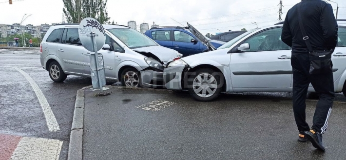 В Киеве водитель умер за рулем и спровоцировал ДТП: фото