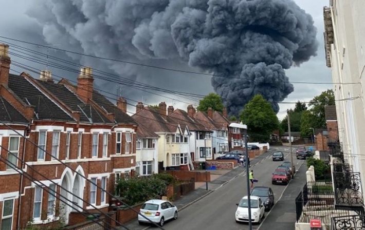 В Британии масштабный пожар, раздаются взрывы (видео)