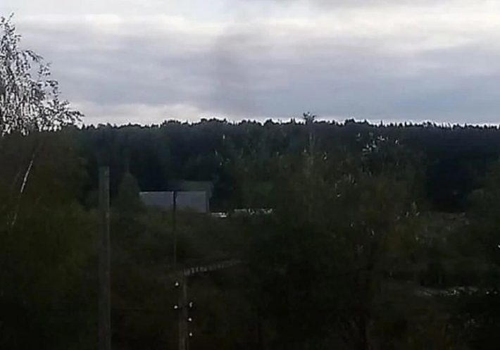 Российский истребитель Су-24 не долетел на ремонт – упал возле поля (видео)
