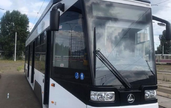 Киевлянам показали новые трамваи, которые похожи на сапог: появилось фото