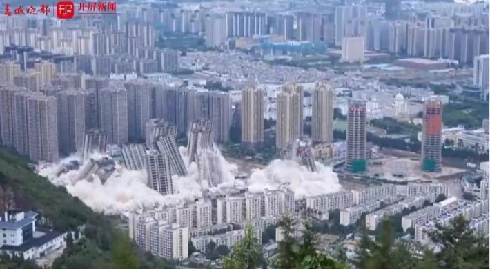 В Китае одновременно снесли 15 небоскребов: впечатляющие фото и видео