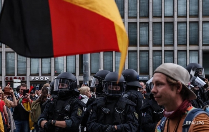 В Берлине тысячи людей протестовали против карантинных мер