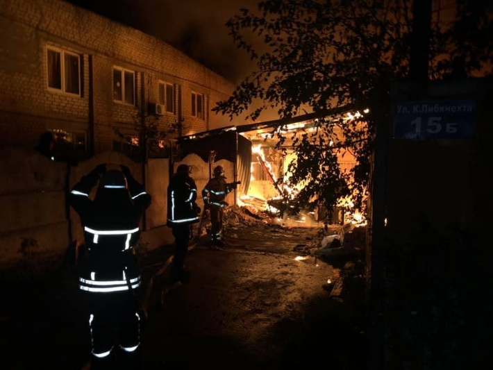 В Бердянске из-за пожара люди остались без газа и электричества (фото)