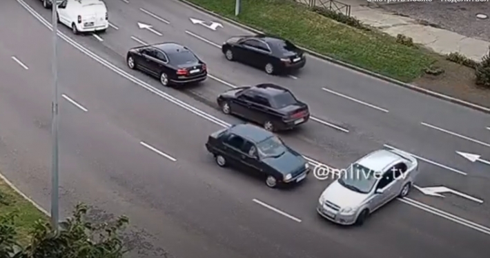 На центральном проспекте в Мелитополе едва не произошло ДТП - досталось пассажиру (видео)