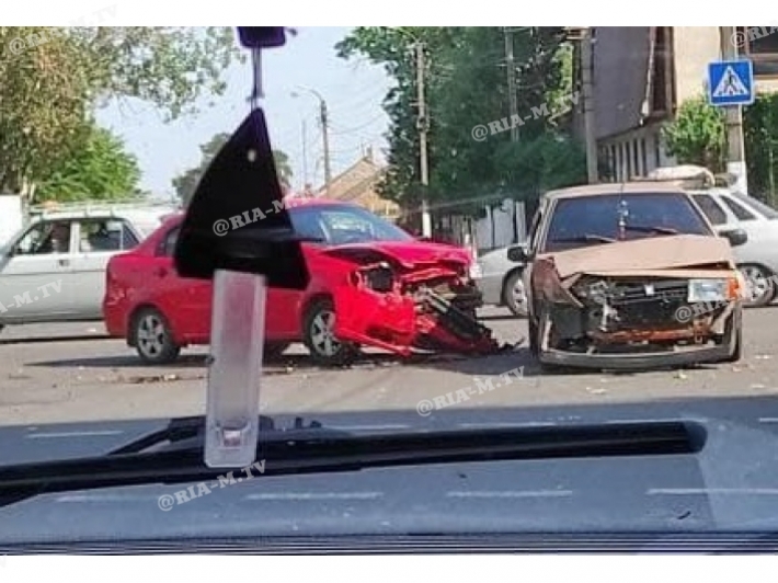 В Мелитополе в центре города ДТП – машины серьезно повреждены (видео, фото)