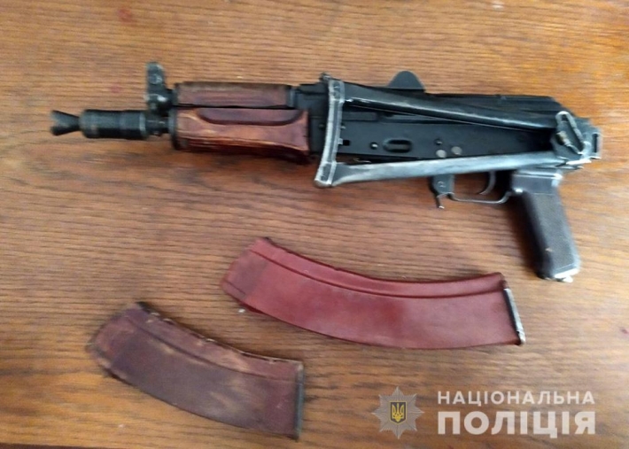 Автоматы, патроны, гранаты - в Мелитополе мужчина хранил арсенал оружия