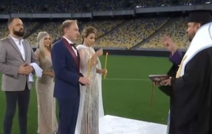 В Киеве невеста устроила венчание на стадионе (видео)