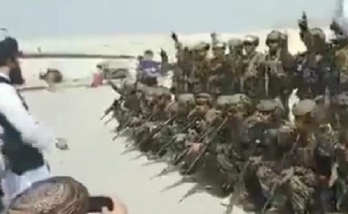 В Афганистане талибы празднуют вывод войск США (видео)
