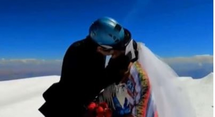 Пара из Боливии поженилась на самой высокой горе в Андах