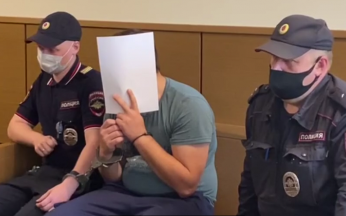 В Москве пьяный водитель укусил полицейского за пах: видео