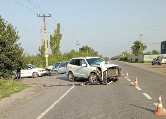 В Запорожской области на трассе произошло тройное ДТП (фото)