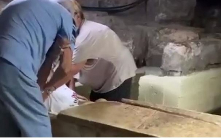 Пожилая туристка застряла в саркофаге Лазаря на Кипре